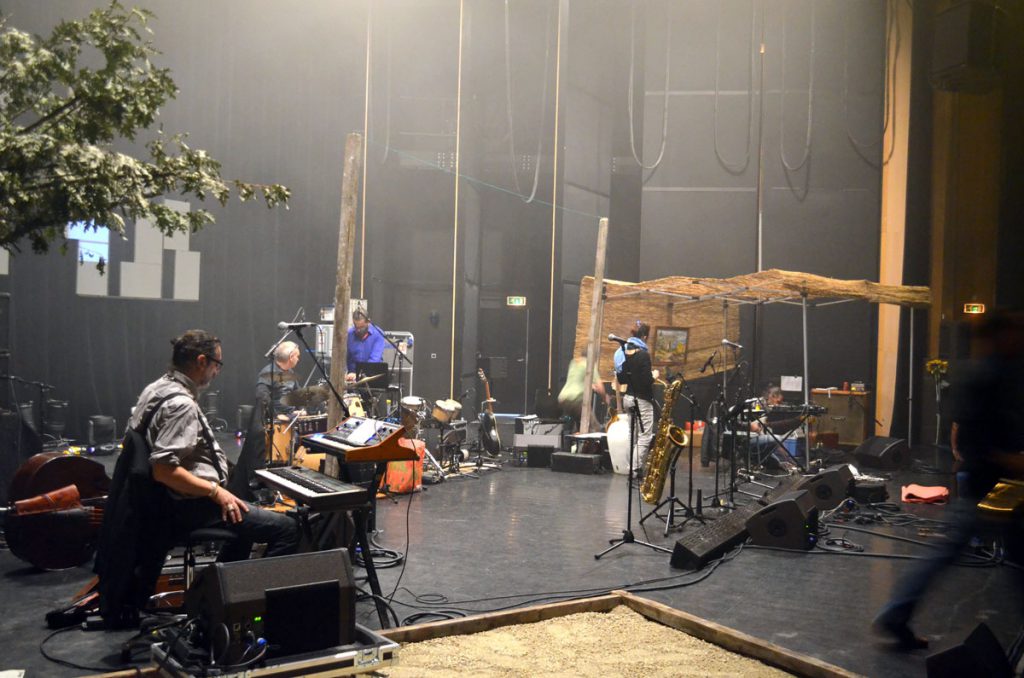 En attendant le concert du soir, derniers réglages pour les Barbarins Fourchus sur la scène de l'auditorium