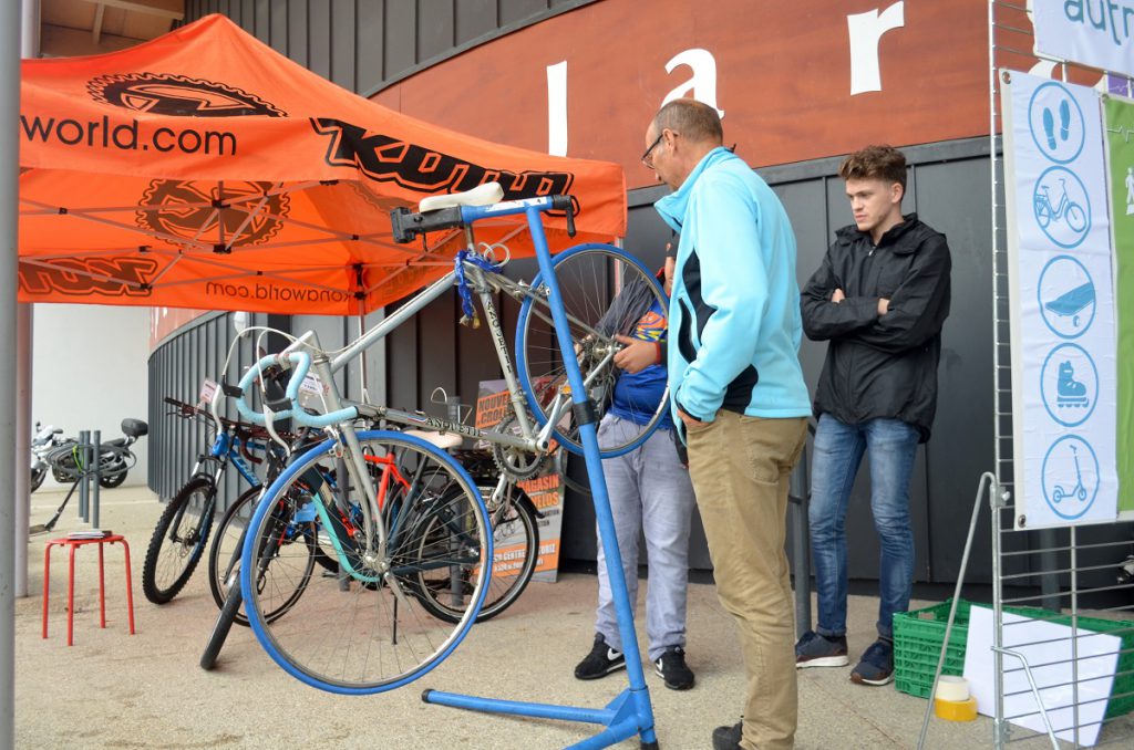 Dans le cadre de la campagne Bougeons autrement, l’atelier vélo était présent à l’entrée de l’EPJ 